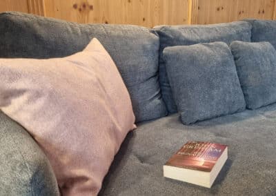 Fewo Philipp gemütliche Couch mit Buch