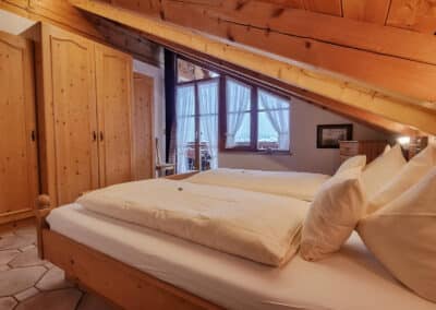 Ferienwohnung Thomas Schlafzimmer mit viel Holz