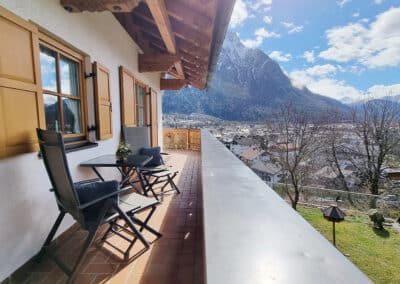 Fewo Julia_Balkon mit Tisch und Blick Richtung Karwendel