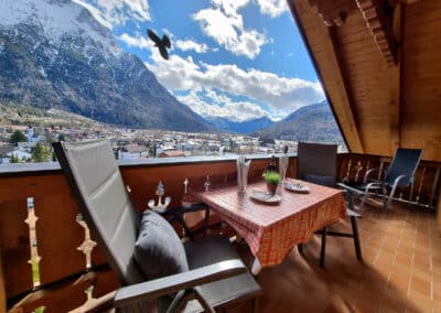 Fewo Thomas_Geschützter Balkon mit Blick auf den Karwendel